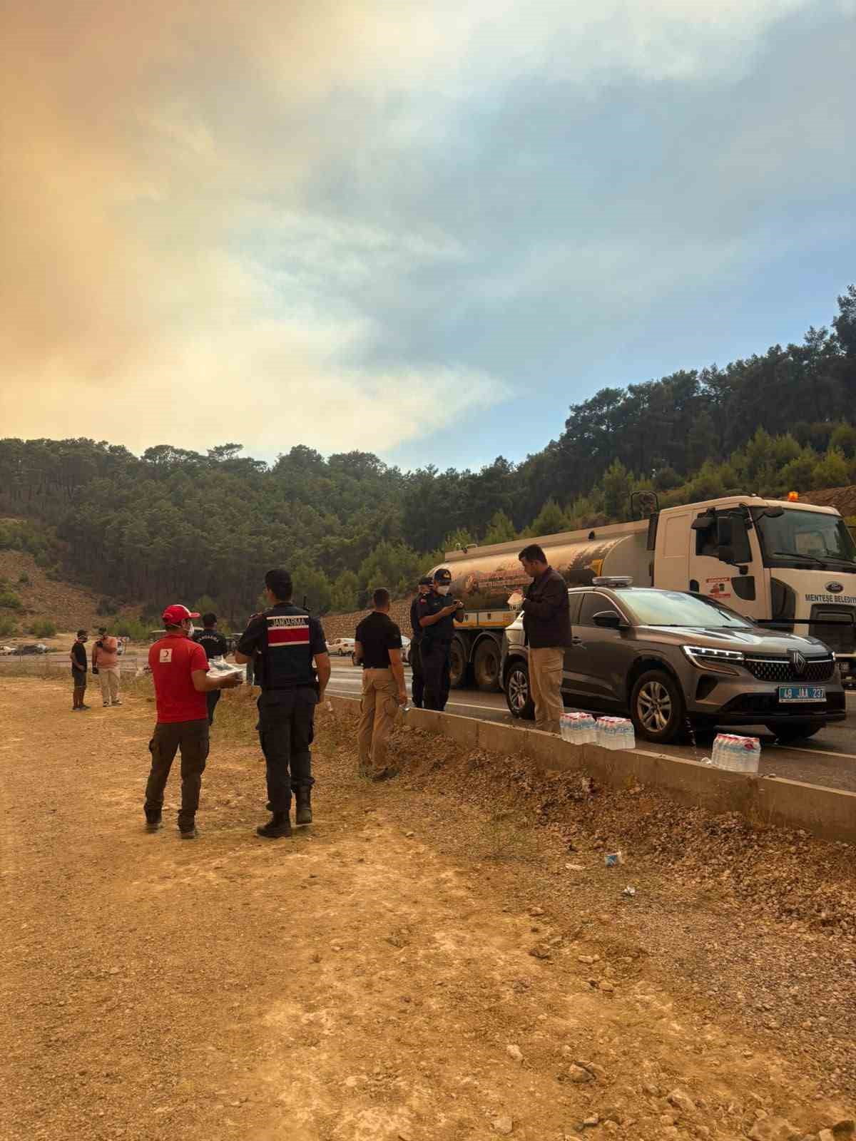 TÜRK KIZILAY PERSONELİ VE GÖNÜLLÜLERİ, YANGIN BÖLGELERİNDE HEM AFET MÜDAHALE EKİPLERİNE HEM DE...
