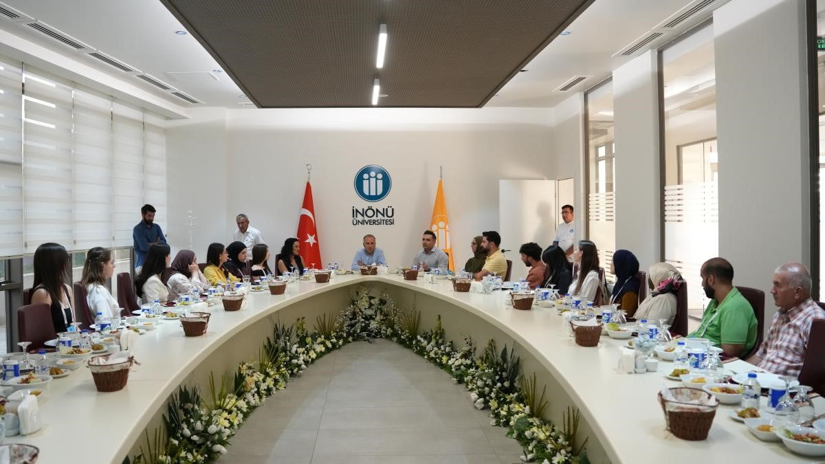 TÜRKÇE YAZ OKULU DÜZENLENEN KAPANIŞ YEMEĞİYLE SONA ERDİ