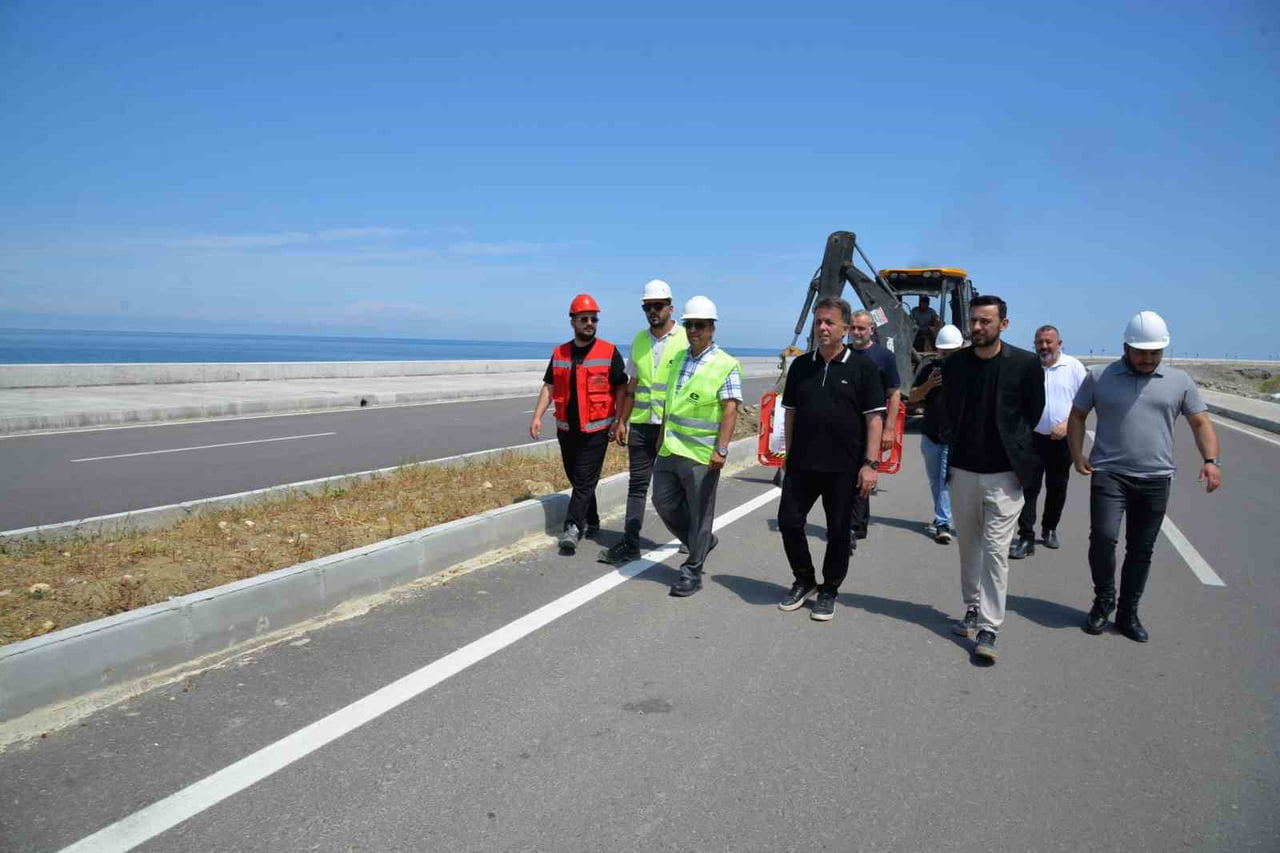 TÜRKELİ İLÇESİNDE KISA SÜRE ÖNCE HİZMETE AÇILAN ÇEVRE YOLU (SAHİL YOLU), AYDINLATMA PROJESİYLE...