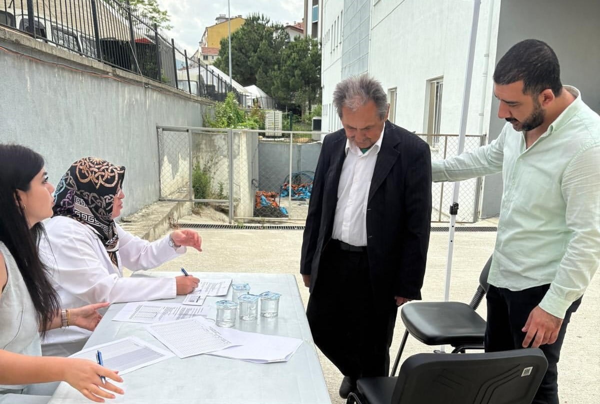 TÜRKELİ TOPLUM SAĞLIĞI MERKEZİ TARAFINDAN KURULAN STANTTA VATANDAŞLARLA BİR ARAYA GELEN SAĞLIK...