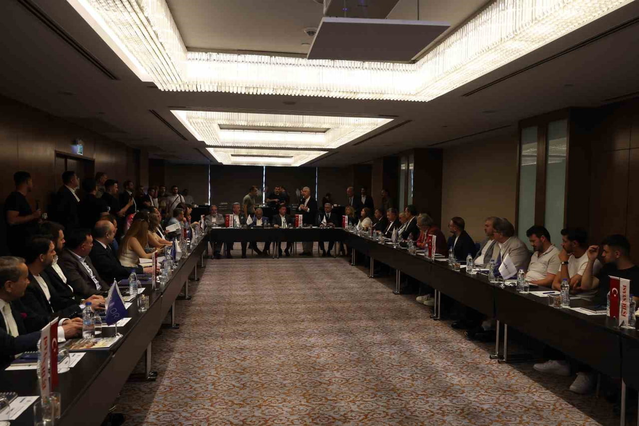 TÜRKİYE'DE İŞ DÜNYASI DERGİSİ GENEL YAYIN YÖNETMENİ CELAL TOPRAK'IN MODERATÖRLÜĞÜNDE BİR OTELDE...