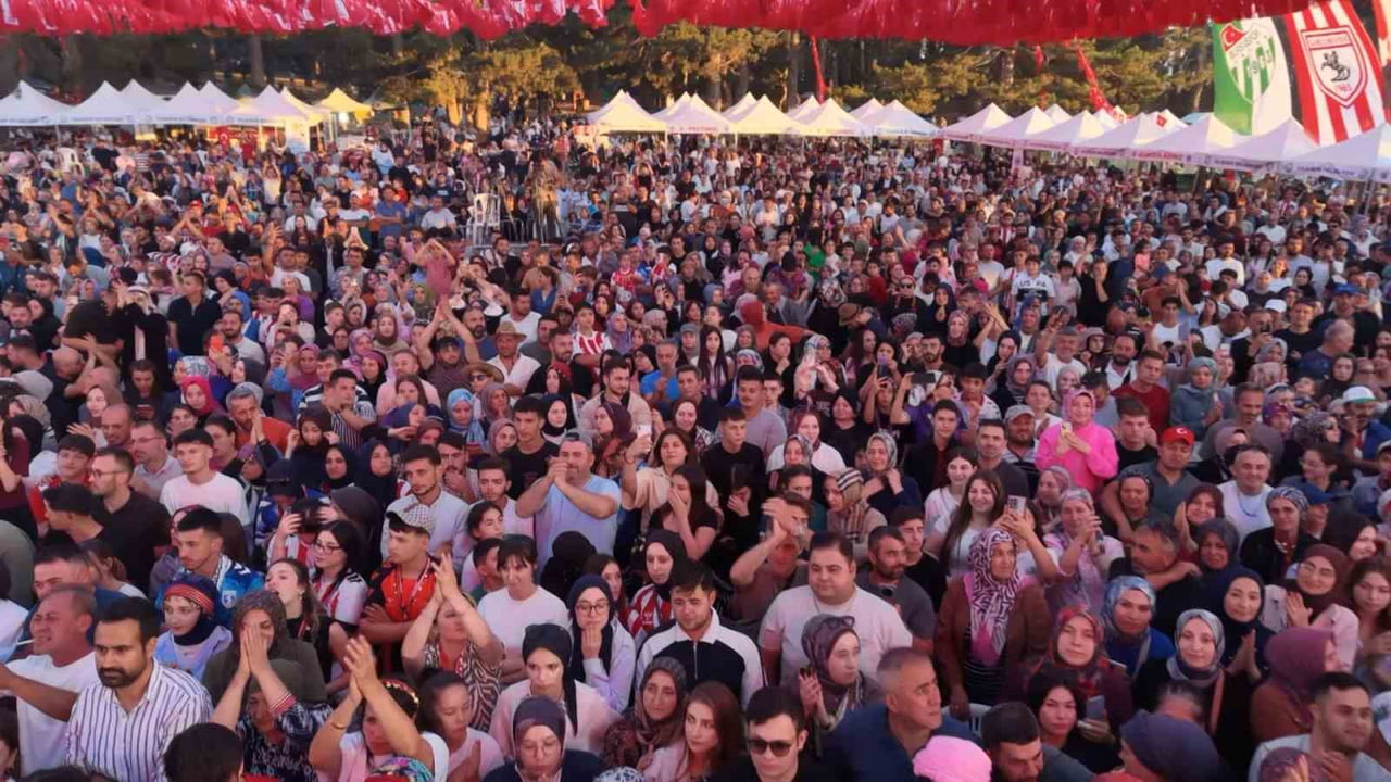 TÜRKİYE'NİN DÖRT BİR YANINDAN GELEN VATANDAŞLAR, 3. SAMSUNLULAR KÜLTÜR FESTİVALİ İÇİN KOCAYAYLA'YA...