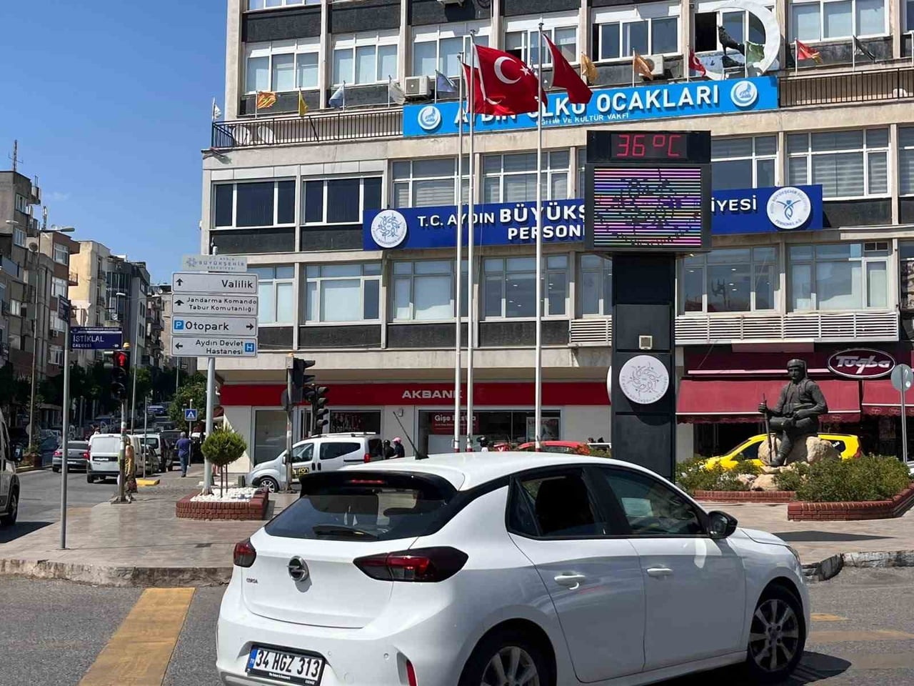 TÜRKİYE'NİN EN SICAK İLLERİ ARASINDA YER ALAN AYDIN'DA BUNALTICI HAVA ETKİSİNİ SÜRDÜRÜYOR. EFELER...