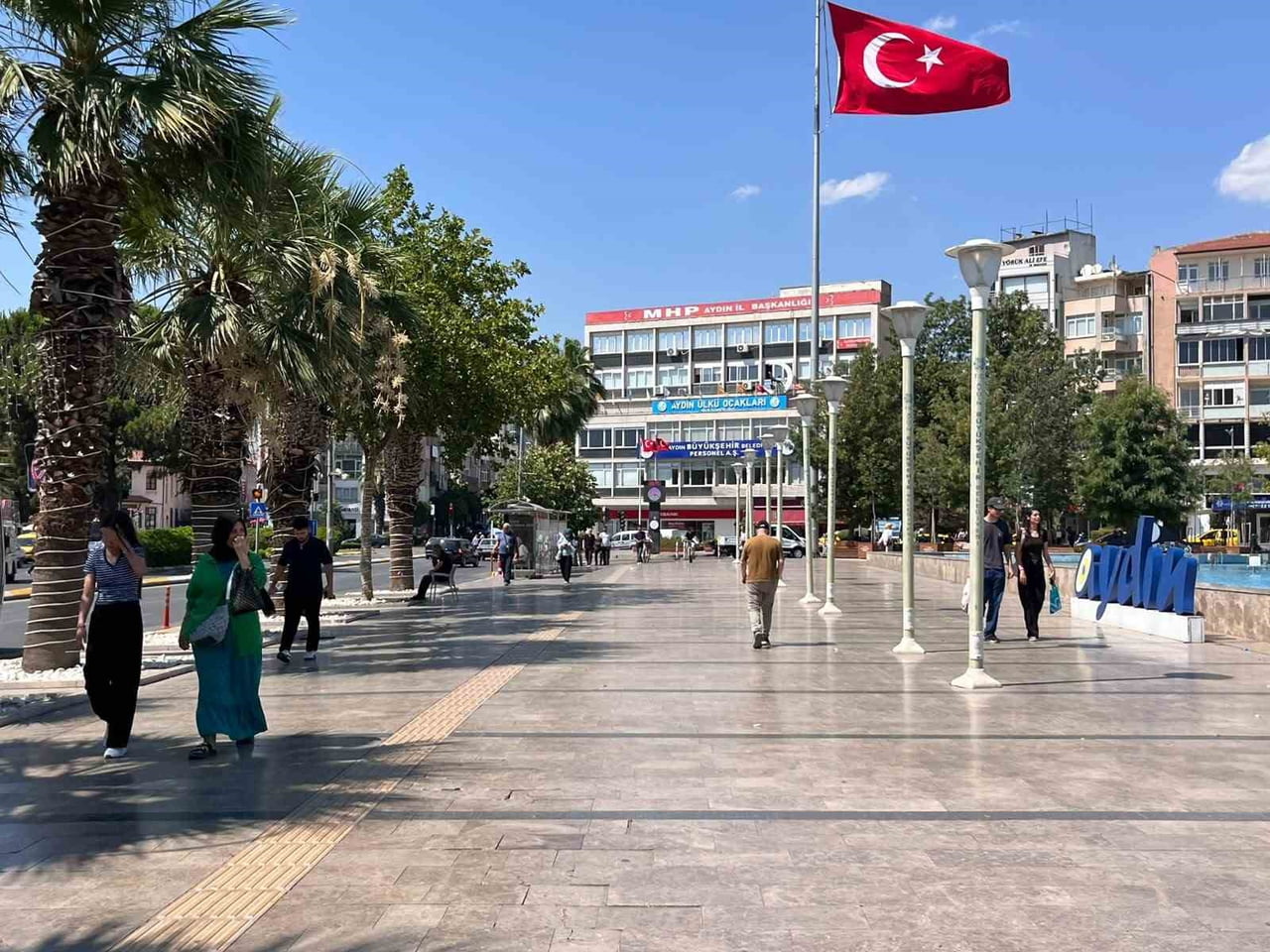 TÜRKİYE'NİN EN SICAK İLLERİ ARASINDA YER ALAN AYDIN'DA BUNALTICI HAVA ETKİSİNİ SÜRDÜRÜYOR. EFELER...