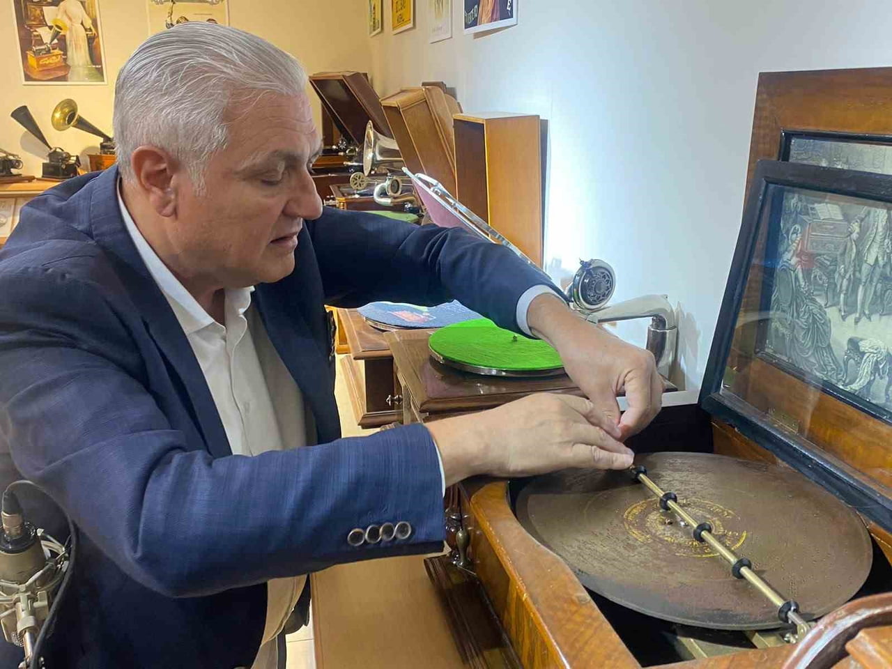 TÜRKİYE'NİN KÜLTÜREL HAFIZASINA IŞIK TUTAN BİNLERCE PLAK, YÜZLERCE GRAMOFON VE  SES CİHAZLARINI...