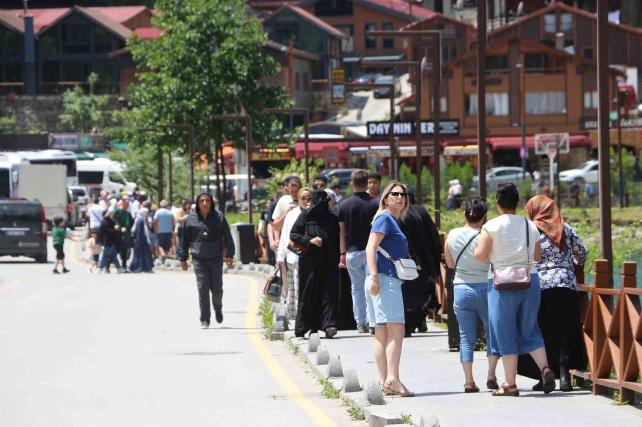 TÜRKİYE'NİN VE DOĞU KARADENİZ'İN EN ÖNEMLİ TURİZM DESTİNASYONLARI ARASINDA YER ALAN UZUNGÖL'DE...