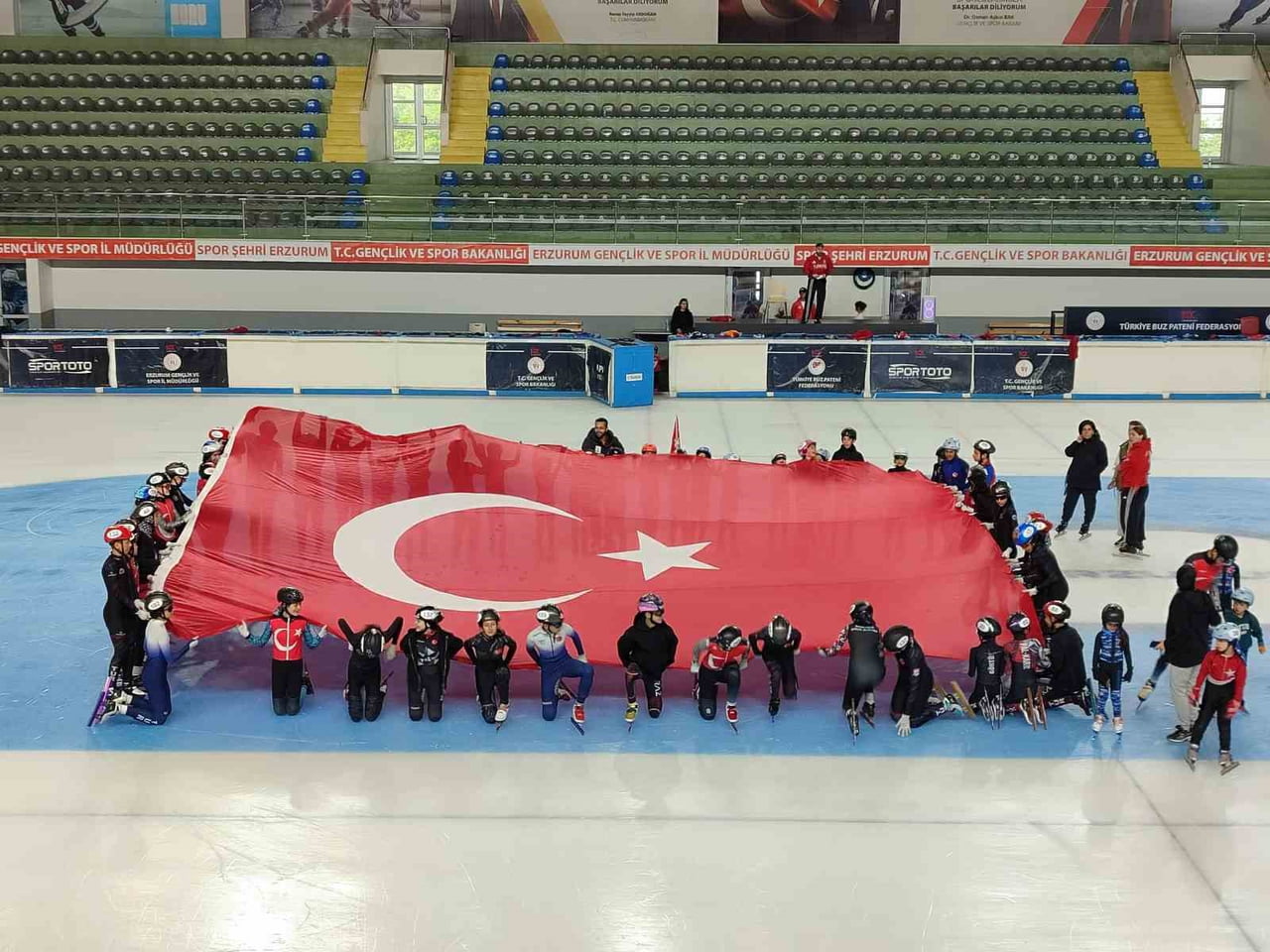 TÜRKİYE BUZ PATENİ FEDERASYONU İLE ERZURUM GENÇLİK VE SPOR İL MÜDÜRLÜĞÜ İŞ BİRLİĞİYLE, 15 TEMMUZ...