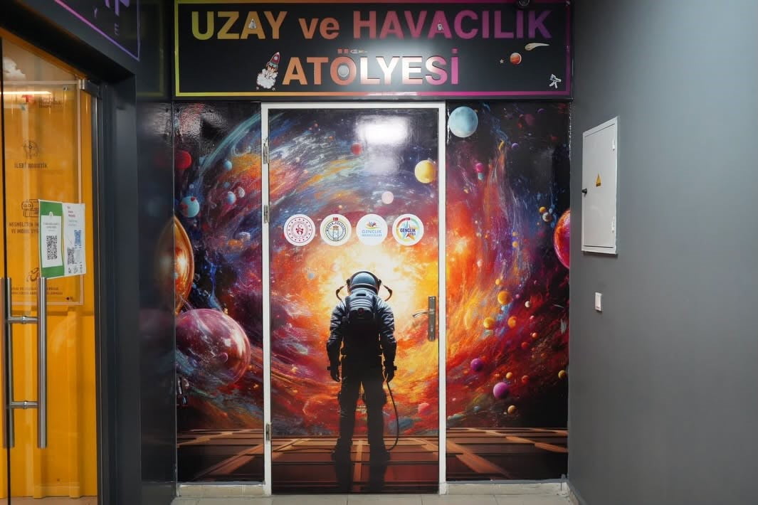 TÜRKİYE’DE BİR İLK: MUĞLA’DA GENÇLİK MERKEZİ UZAY VE HAVACILIK ATÖLYESİ KAPILARINI...