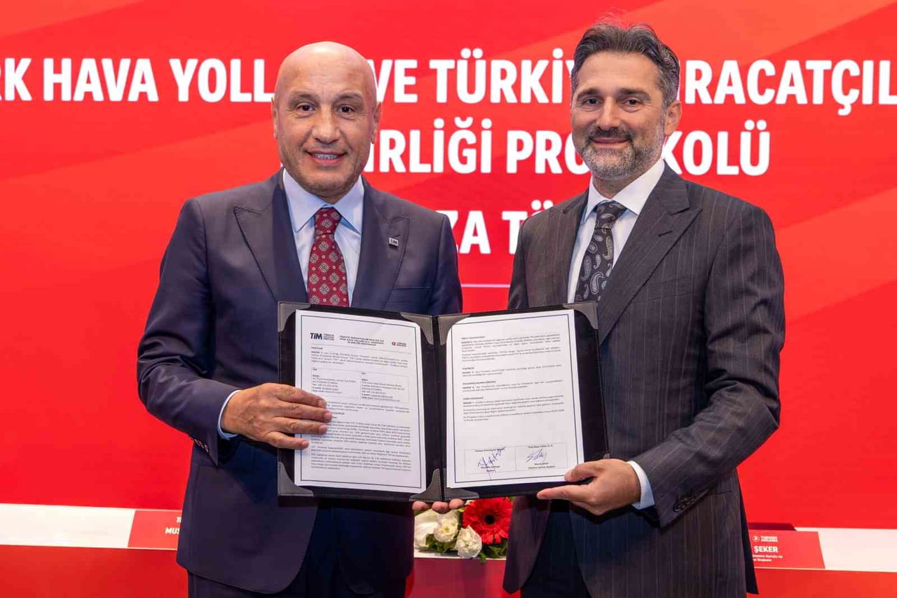 TÜRKİYE İHRACATÇILAR MECLİSİ BAŞKANI MUSTAFA GÜLTEPE (SOLDA), TÜRK HAVA YOLLARI YÖNETİM KURULU VE...