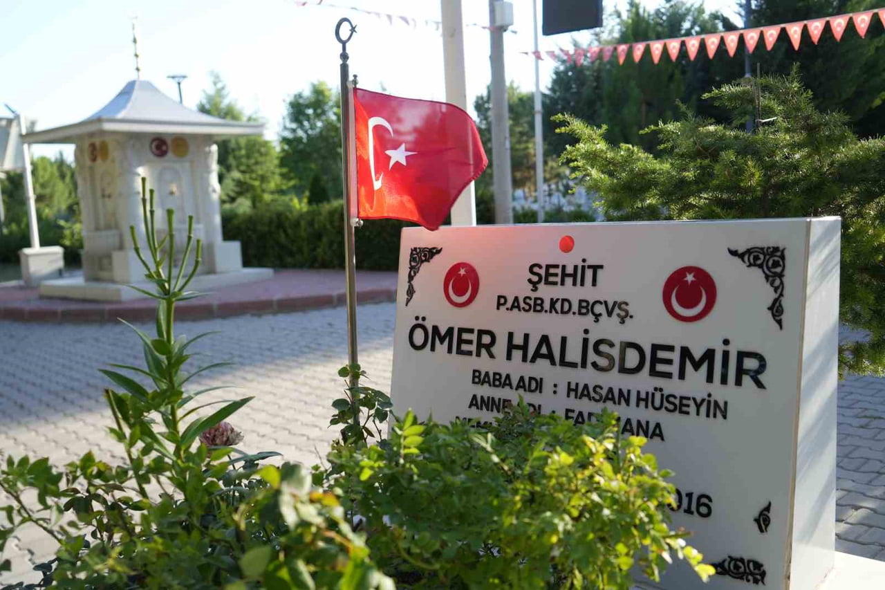 TÜRKİYE’NİN DÖRT BİR YANINDAN ŞEHİT ÖMER HALİSDEMİR’İN KABRİNE ZİYARET