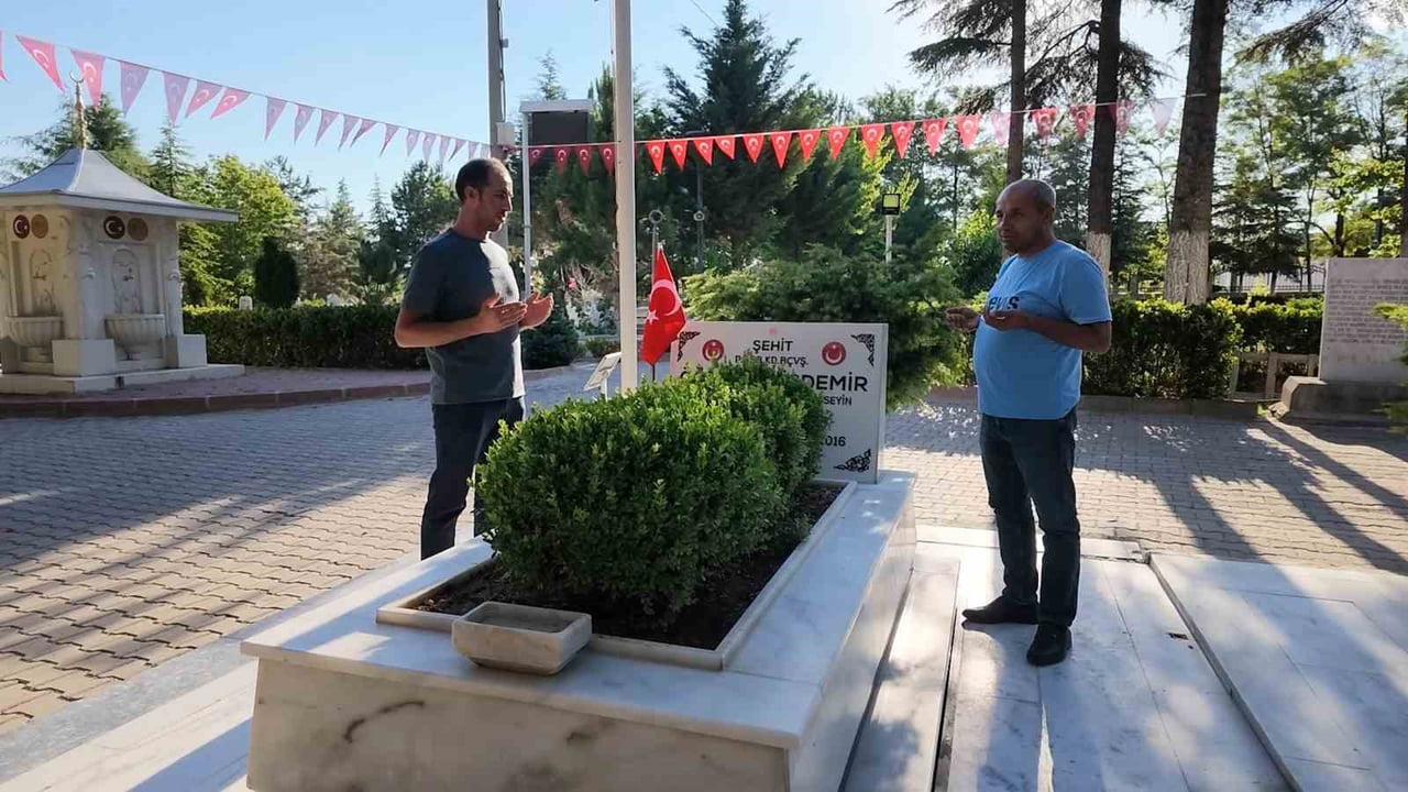 TÜRKİYE’NİN DÖRT BİR YANINDAN ŞEHİT ÖMER HALİSDEMİR’İN KABRİNE ZİYARET