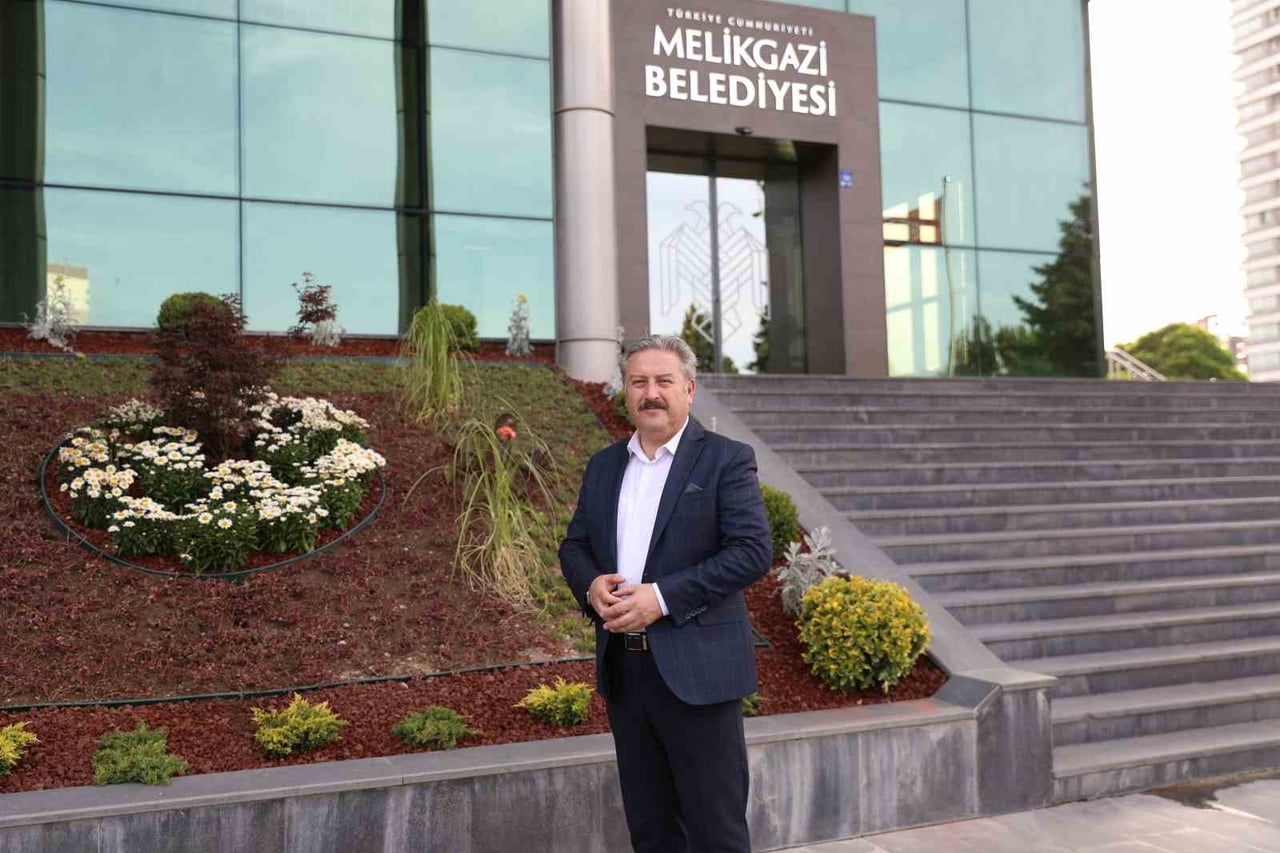 TÜRKİYE’NİN EĞİTİM YATIRIMLARINDA ÖNCÜ BELEDİYESİ MELİKGAZİ, REKORLARINA BİR YENİSİNİ DAHA...