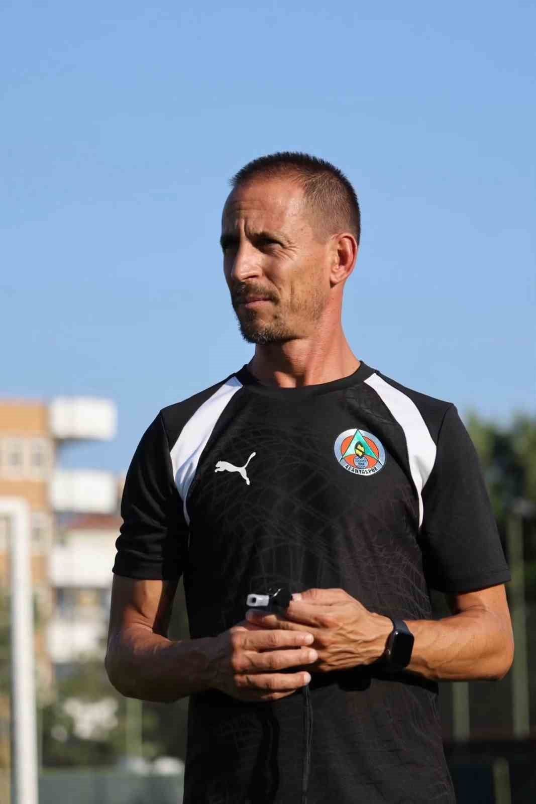 TURUNCU-YEŞİLLİ EKİP, TEKNİK DİREKTÖR JOAO PEREİRA YÖNETİMİNDE CENGİZ AYDOĞAN ALANYASPOR...