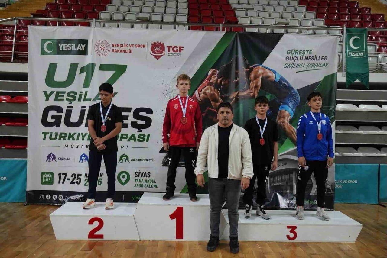 U17 YILDIZLAR GÜREŞ ŞAMPİYONASI'NDA TAKIM HALİNDE İKİNCİ OLAN YILDIRIM BELEDİYESPOR, BÜYÜK BİR...