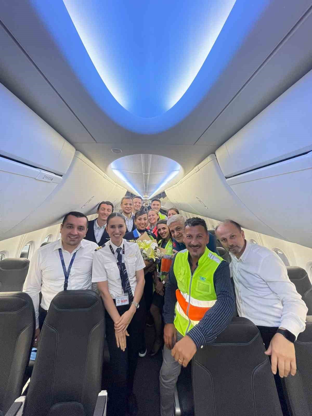 UÇUŞ EKİBİNE ÇİÇEK TAKDİMİ YAPILIRKEN YOLCULARA ÇİKOLATA İKRAMINDA BULUNULDU VE HATIRA FOTOĞRAFI...