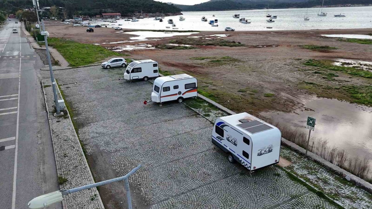 UKOME, AYVALIK'TA MOTORLU VE ÇEKME KARAVANLARIN YERLEŞİM YERİ İÇİNDEKİ KARA YOLU KENARLARINA PARK...
