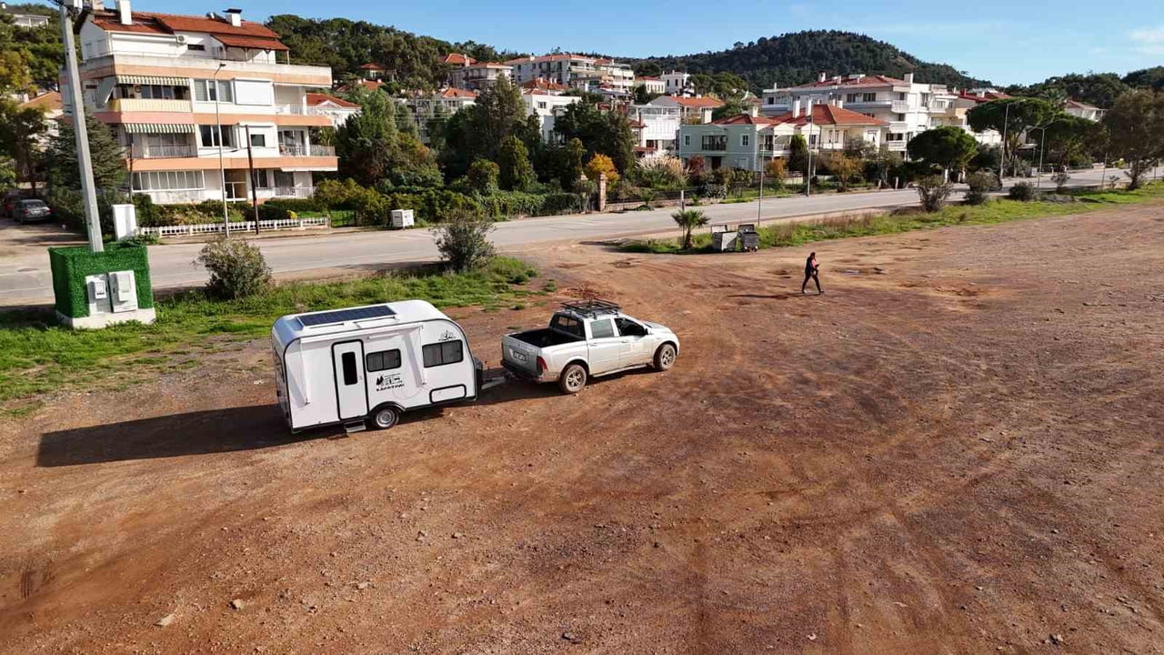 UKOME, AYVALIK'TA MOTORLU VE ÇEKME KARAVANLARIN YERLEŞİM YERİ İÇİNDEKİ KARA YOLU KENARLARINA PARK...
