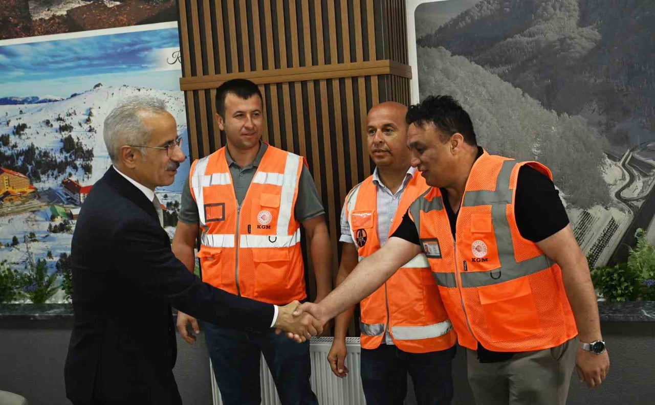 ULAŞTIRMA VE ALTYAPI BAKANI ABDULKADİR URALOĞLU, BOLU DAĞI BAKIM İŞLETME ŞEFLİĞİNİ ZİYARET EDEREK...