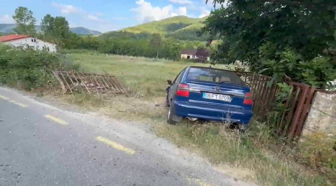 ULUS'TAKİ KÖYÜNE 3 KM KALA KAZA YAPAN SÜRÜCÜ, ARACINI OLAY YERİNDE BIRAKARAK, EVİNE UYUMAYA...