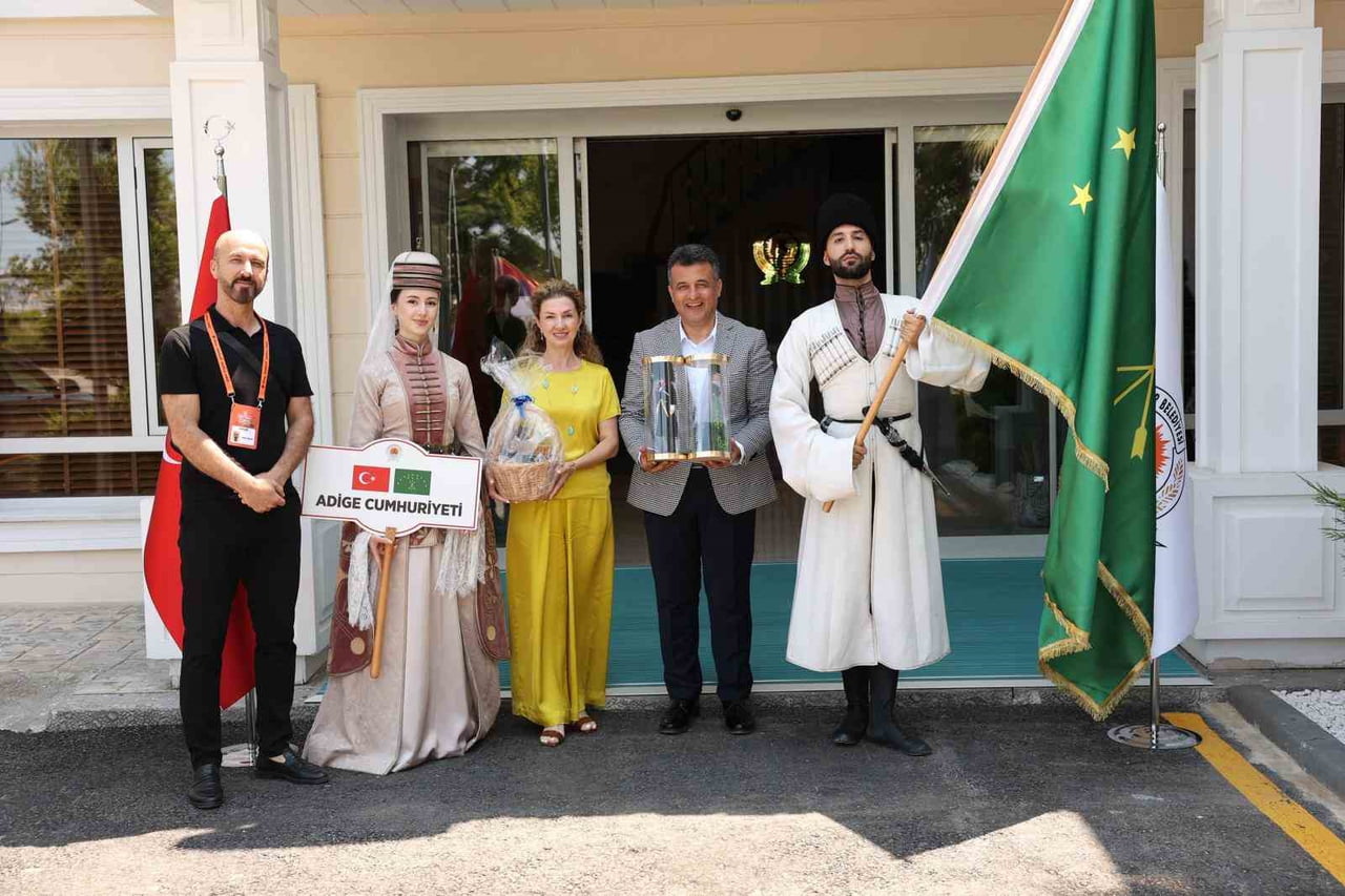ULUSLARARASI SAMSUN HALK OYUNLARI FESTİVALİ KAPSAMINDA ŞEHRE GELEN 12 FARKLI ÜLKEDEN HALK DANSLARI...