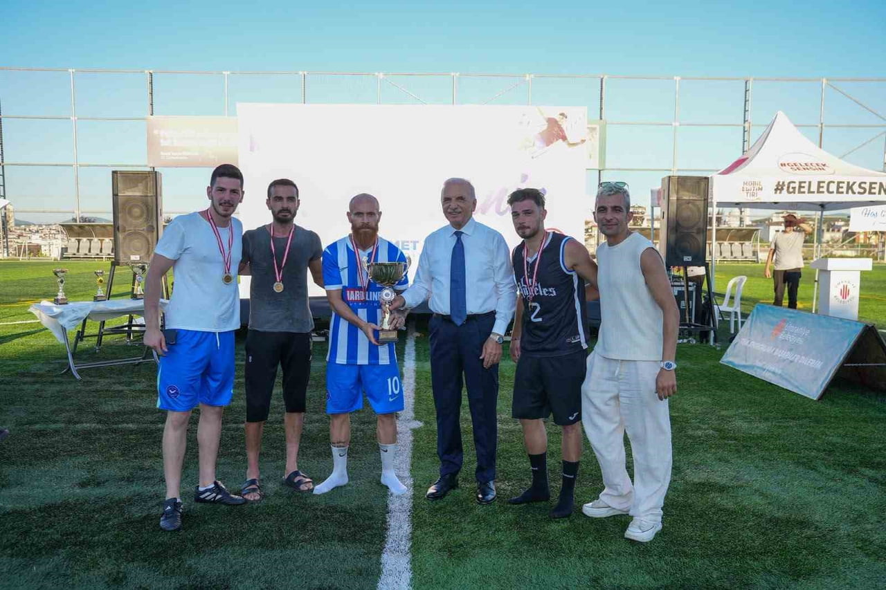 ÜMRANİYE BELEDİYESİ TARAFINDAN GELENEKSEL HALE GETİRİLEN 5'İNCİ AYAK TENİSİ TURNUVASI, 16 YAŞ VE...
