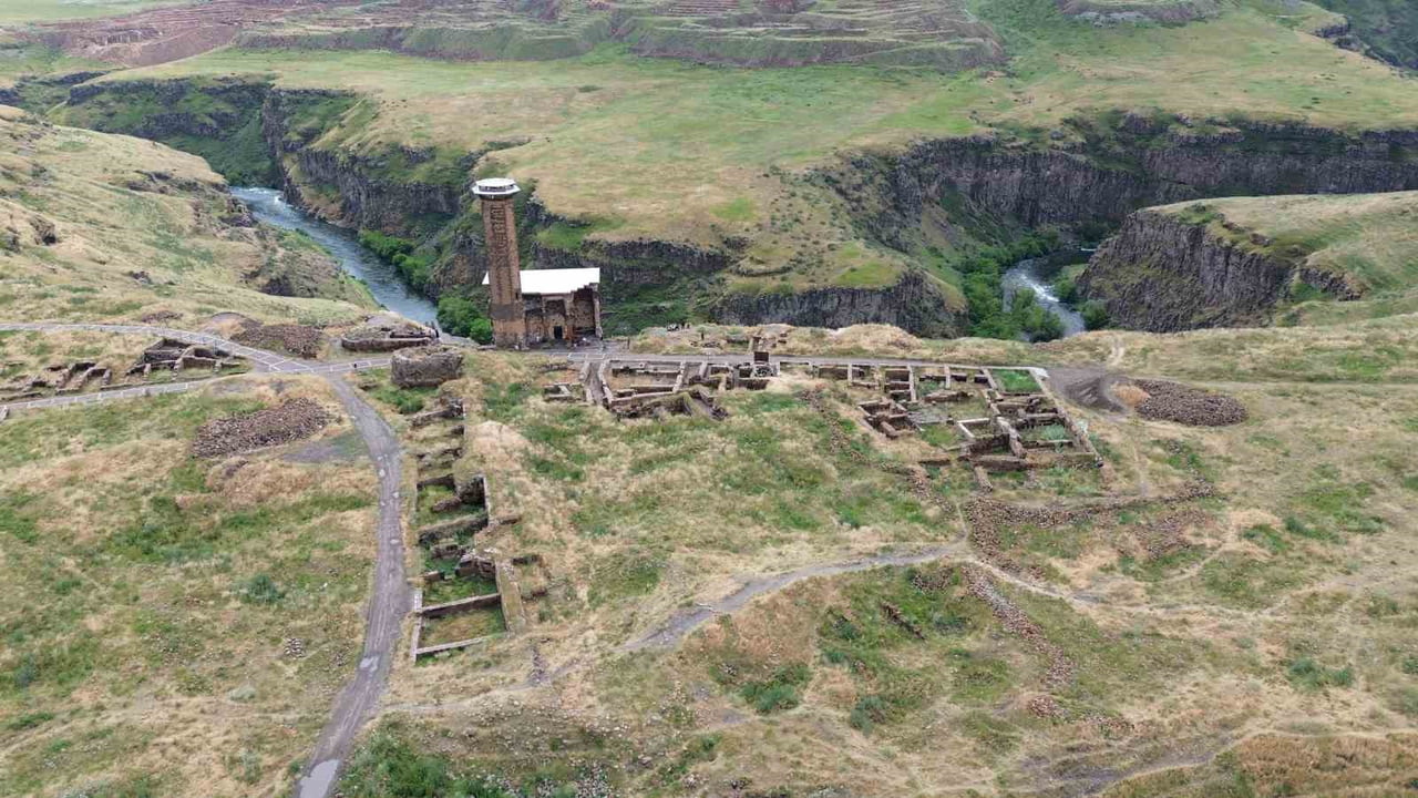 UNESCO MİRASI ANİ'DE TARİH YENİDEN GÜN YÜZÜNE ÇIKIYOR. 2026 KAZILARI 5 NOKTADA ARALIKSIZ...