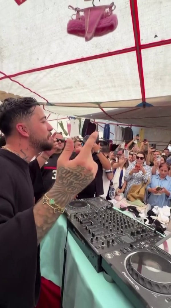 ÜNLÜ DJ MAHMUT ORHAN, İZMİR'İN ÇEŞME İLÇESİNDE YER ALAN ALAÇATI SEMT PAZARINDA SIRA DIŞI BİR...