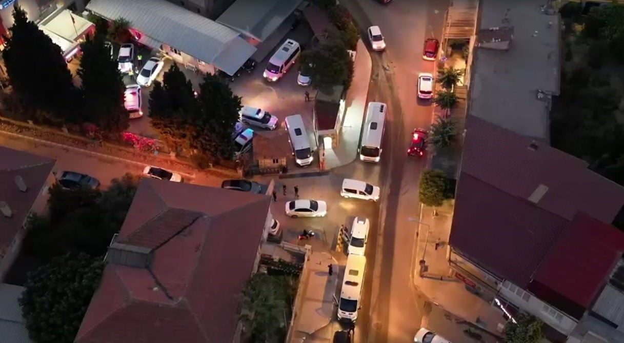 URLA İLÇESİNDE POLİS EKİPLERİNCE DÜZENLENEN EŞ ZAMANLI UYUŞTURUCU OPERASYONUNDA GÖZALTINA ALINAN 6...