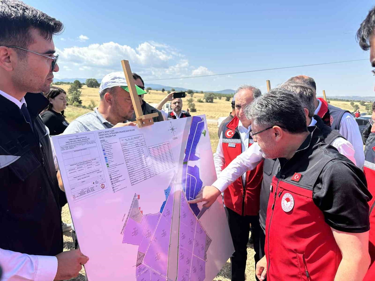 UŞAK'A GELEN BAKAN YUMAKLI, BANAZ JEOTERMAL SERA ORGANİZE TARIM BÖLGESİ'NDE İNCELEMELERDE BULUNDU....
