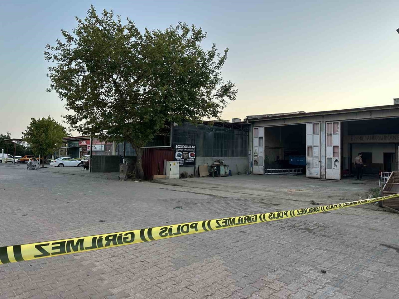 UŞAK'IN SİVASLI İLÇESİNDE İKİ ESNAF ARASINDA ÇIKAN TARTIŞMANIN POMPALI TÜFEKLİ KAVGAYA DÖNÜŞMESİ...
