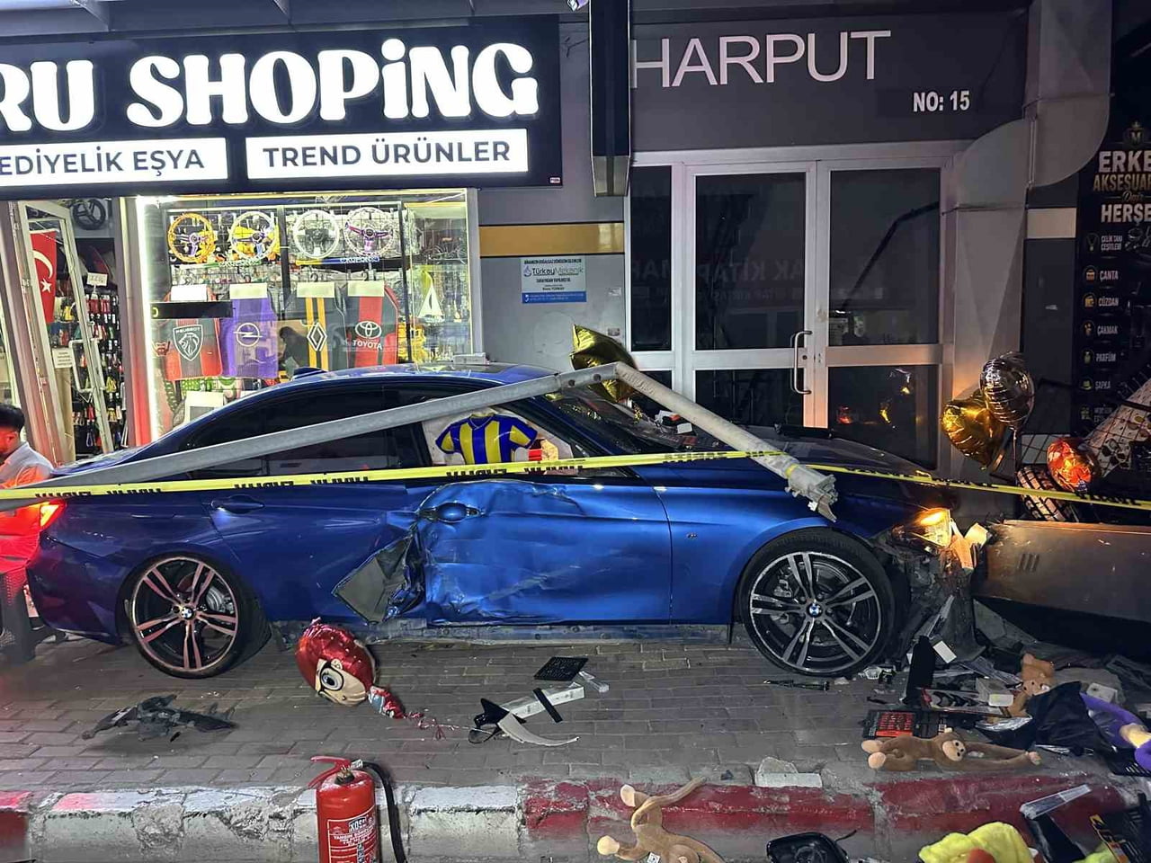 UŞAK'TA AYDINLATMA DİREĞİNE ÇARPAN OTOMOBİLİN DAHA SONRA KALDIRIMDAKİ KİŞİLERE ÇARPMASI SONUCU...