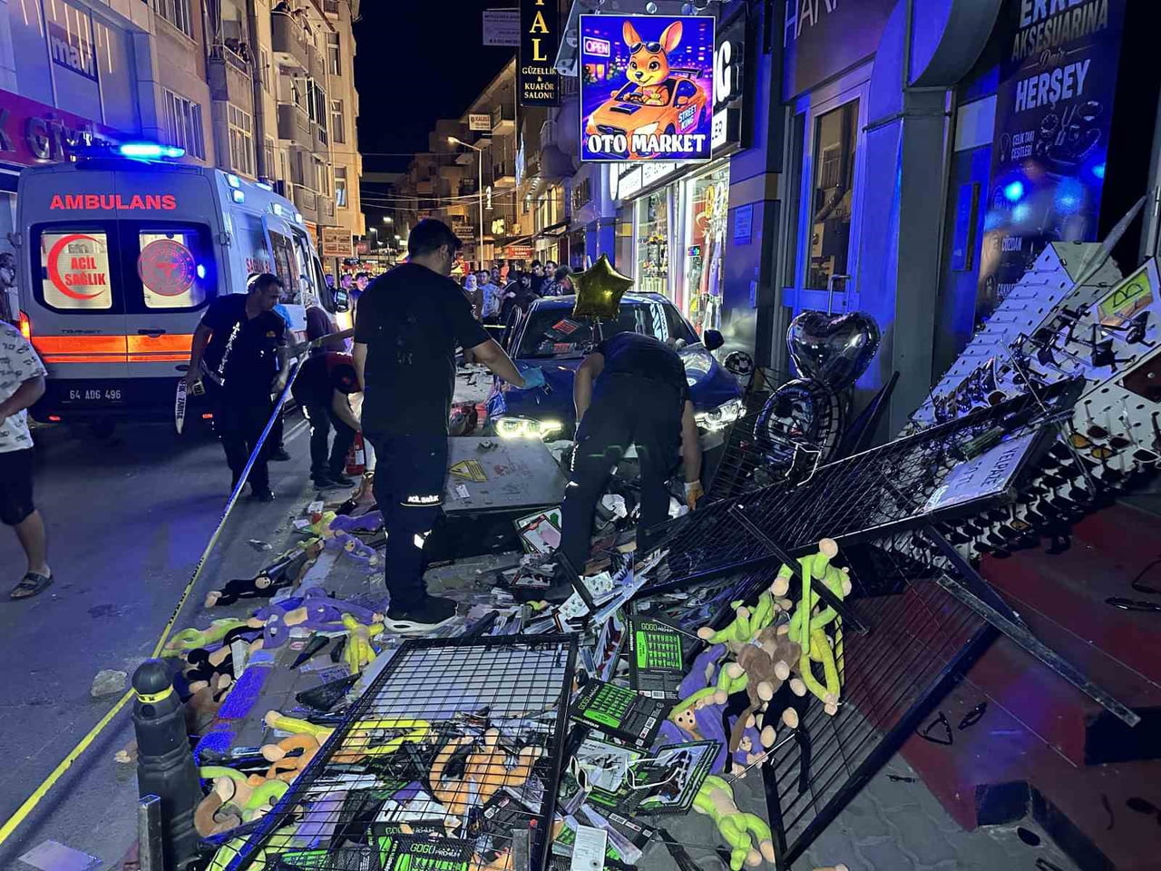 UŞAK'TA AYDINLATMA DİREĞİNE ÇARPAN OTOMOBİLİN DAHA SONRA KALDIRIMDAKİ KİŞİLERE ÇARPMASI SONUCU...