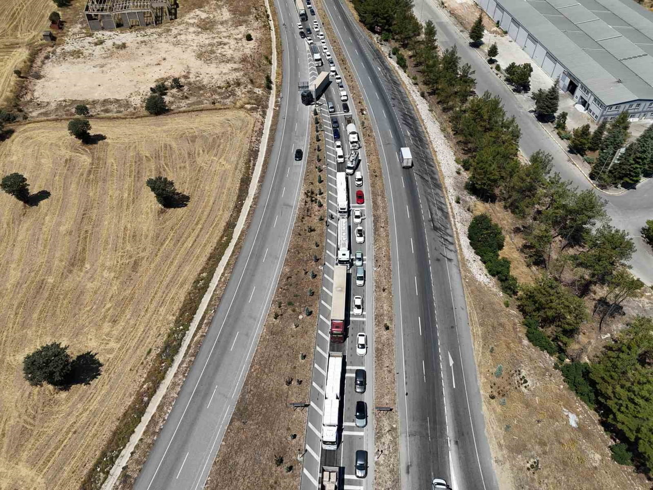 UŞAK'TA ÇEKİCİ ÜZERİNDEKİ DOMATES YÜKLÜ KAMYON YOLA DEVRİLDİ. KAZA NEDENİYLE İZMİR-UŞAK KARAYOLU...