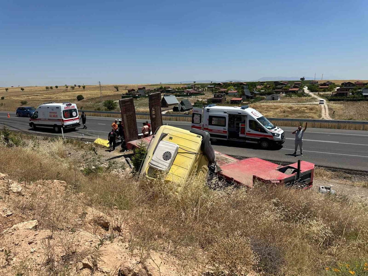 UŞAK'TA KONTROLDEN ÇIKARAK ŞARAMPOLE DEVRİLEN TIRDA 3 KİŞİ YARALANDI. YARALILARDAN SÜRÜCÜNÜN...