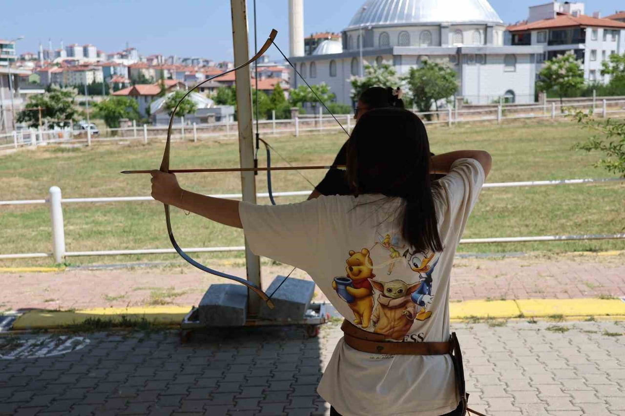 UŞAK BELEDİYESİ, SPOR İŞLERİ MÜDÜRLÜĞÜ BÜNYESİNDE DÜZENLEDİĞİ YAZ SPOR OKULLARIYLA ÇOCUKLARI YAZ...