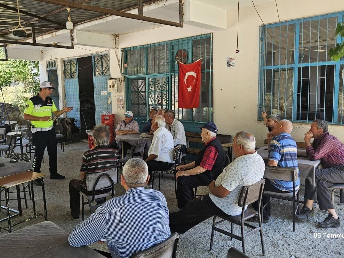 UŞAK İL JANDARMA KOMUTANLIĞI’NA BAĞLI EKİPLER, TRAKTÖR KAZALARININ ÖNLENMESİ AMACIYLA VATANDAŞLARA...