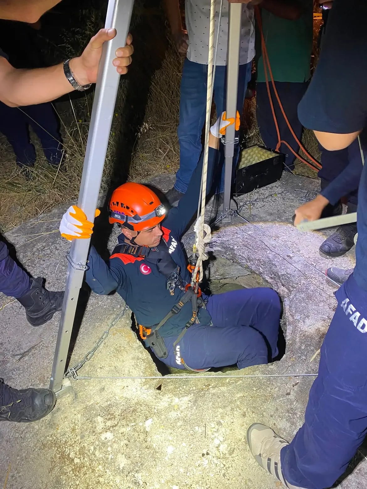 UŞAK’IN EŞME İLÇESİNDE KENDİSİNDEN HABER ALINAMAYAN 81 YAŞINDAKİ KADIN, EKİPLERİN YÜRÜTTÜĞÜ ARAMA...