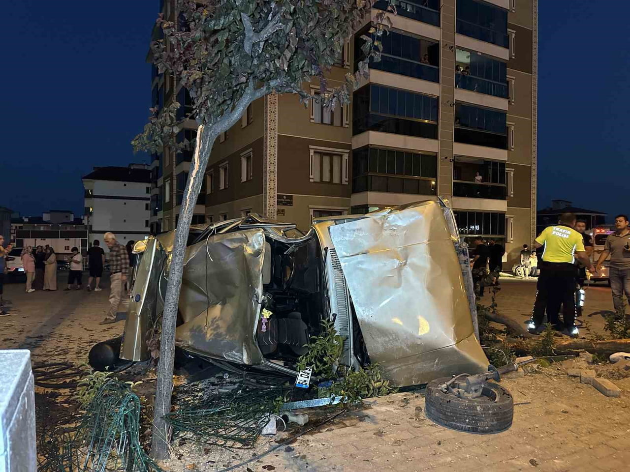 UŞAK’TA SÜRÜCÜSÜNÜN DİREKSİYON HAKİMİYETİNİ KAYBETTİĞİ OTOMOBİLİN YOL KENARINDA BEKLEYEN YAYALARA...