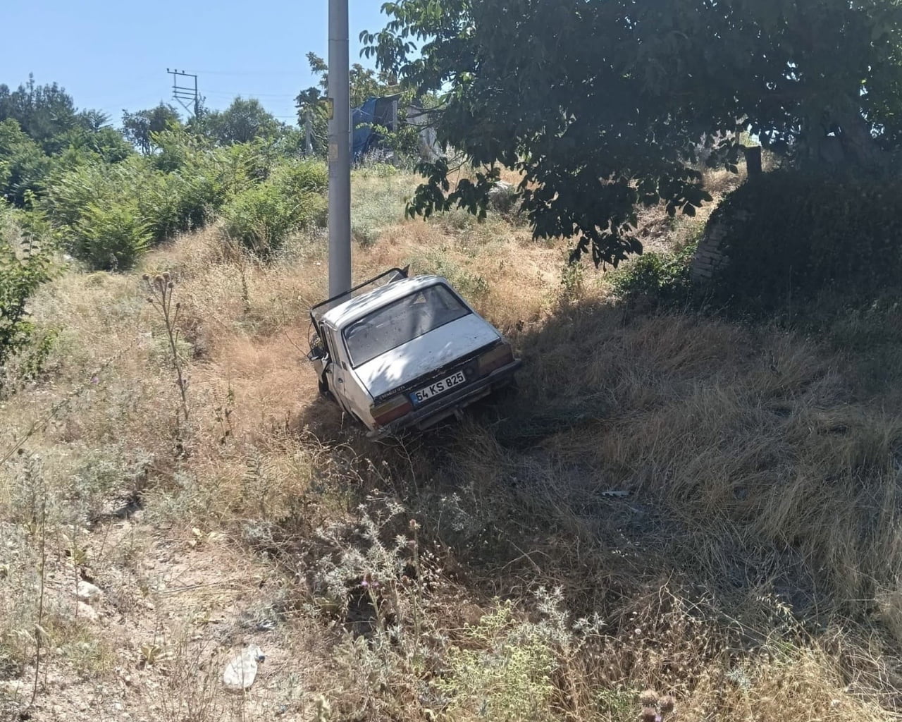 UŞAK’TA SÜRÜCÜSÜNÜN DİREKSİYON HAKİMİYETİNİ KAYBETTİĞİ OTOMOBİLİN YOLDAN ÇIKARAK ELEKTRİK DİREĞİNE...