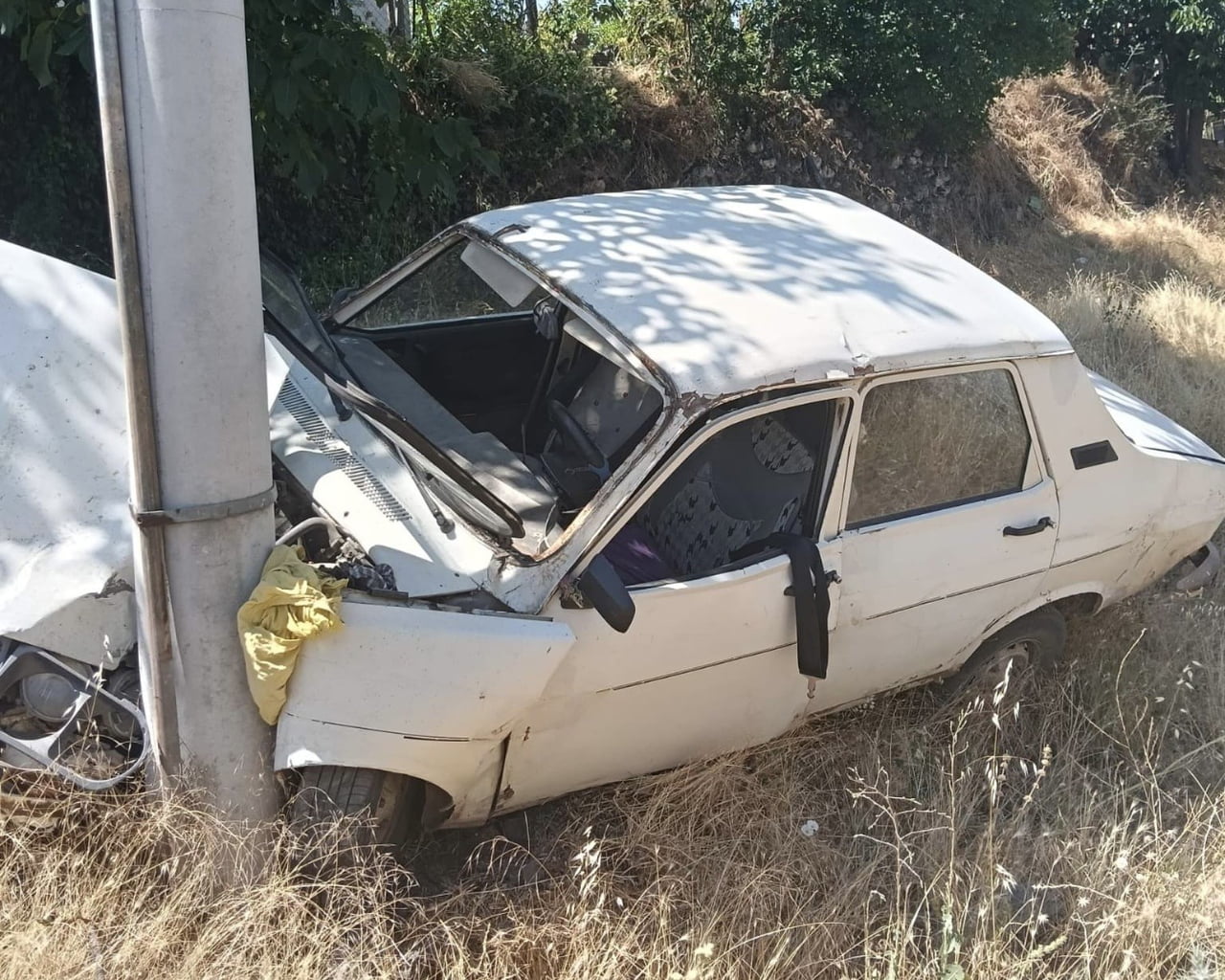 UŞAK’TA SÜRÜCÜSÜNÜN DİREKSİYON HAKİMİYETİNİ KAYBETTİĞİ OTOMOBİLİN YOLDAN ÇIKARAK ELEKTRİK DİREĞİNE...