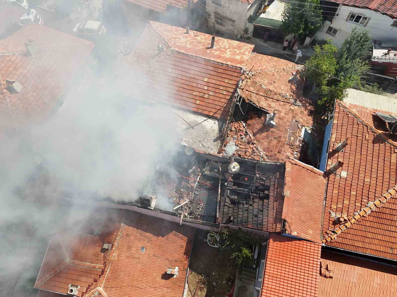 UŞAK’TA TEK KATLI BİR EVDE ÇIKAN YANGIN, İTFAİYE EKİPLERİNİN MÜDAHALESİYLE ÇEVREDEKİ EVLERE...