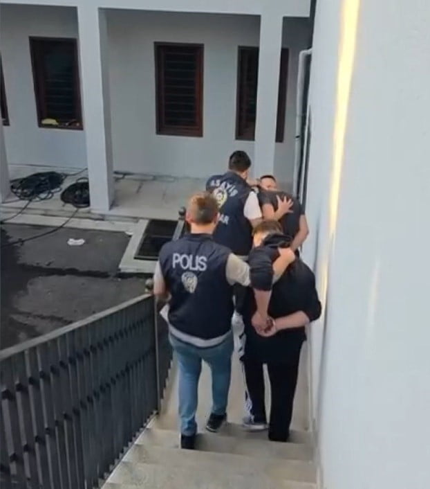 ÜSKÜDAR'DA İSTANBUL EMNİYET MÜDÜRLÜĞÜ TARAFINDAN DÜZENLENEN UYUŞTURUCU OPERASYONUNDA 1 KİLO 816...