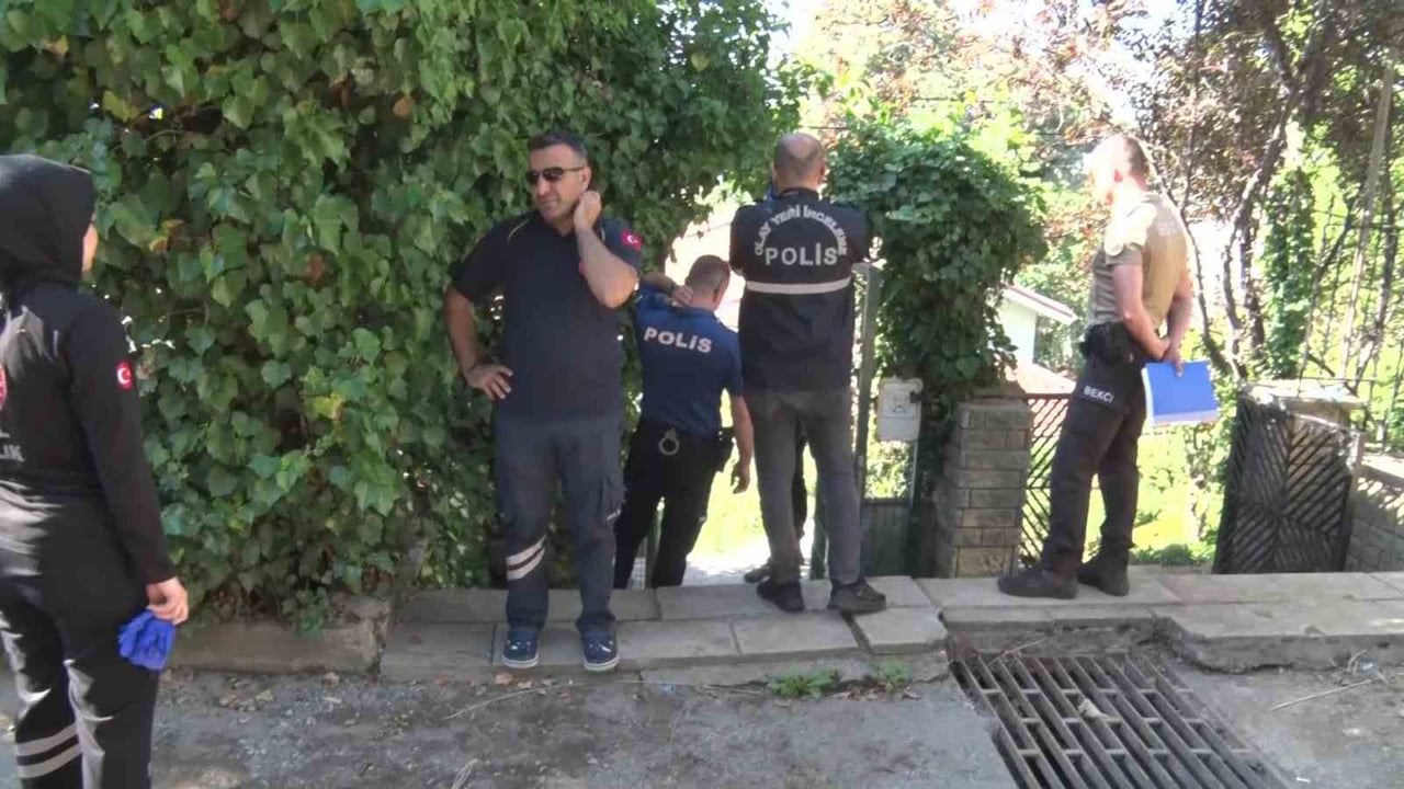 ÜSKÜDAR’DA YOKUŞ AŞAĞI SEYİR HALİNDEKİ FORKLİFTİN KONTROLDEN ÇIKARAK BİR EVİN BAHÇESİNE UÇMASI...