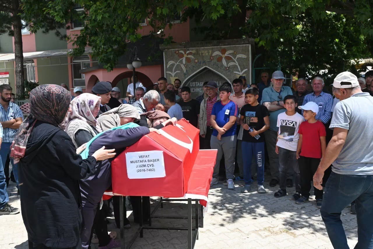 UZMAN ÇAVUŞ MUSTAFA BAŞER'İN AİLESİ TABUTUNA SARILARAK GÖZYAŞI DÖKTÜ