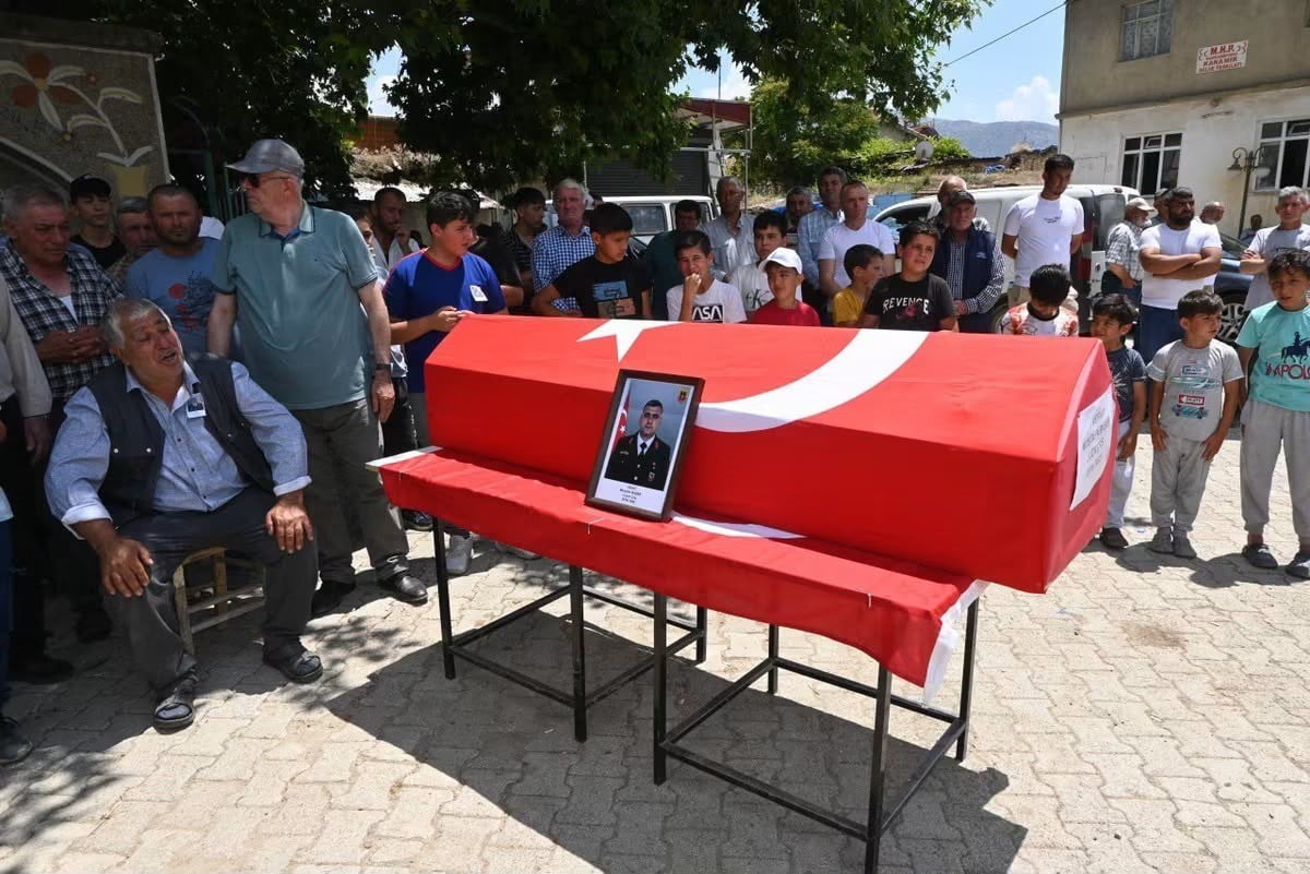 UZMAN ÇAVUŞ MUSTAFA BAŞER İÇİN KARAMIK KÖYÜ CAMİİ'NDE ÖĞLE NAMAZINI MÜTEAKİP ASKERİ CENAZE TÖRENİ...