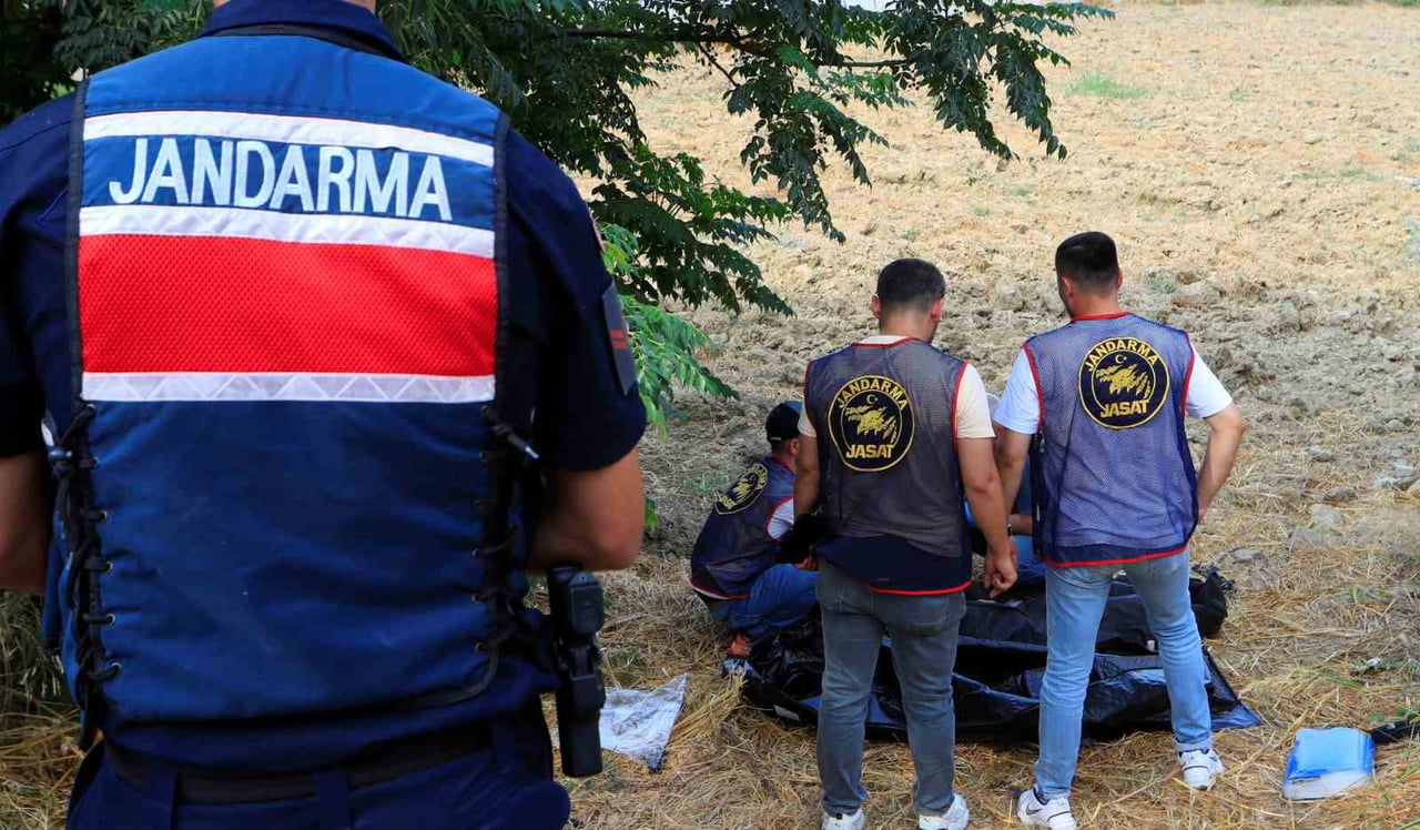 UZUN SÜRE SUDA SÜRÜKLENDİĞİ VE BİR KADINA AİT OLDUĞU BELİRLENEN CESET, KURTARMA EKİPLERİ GELMEDEN...