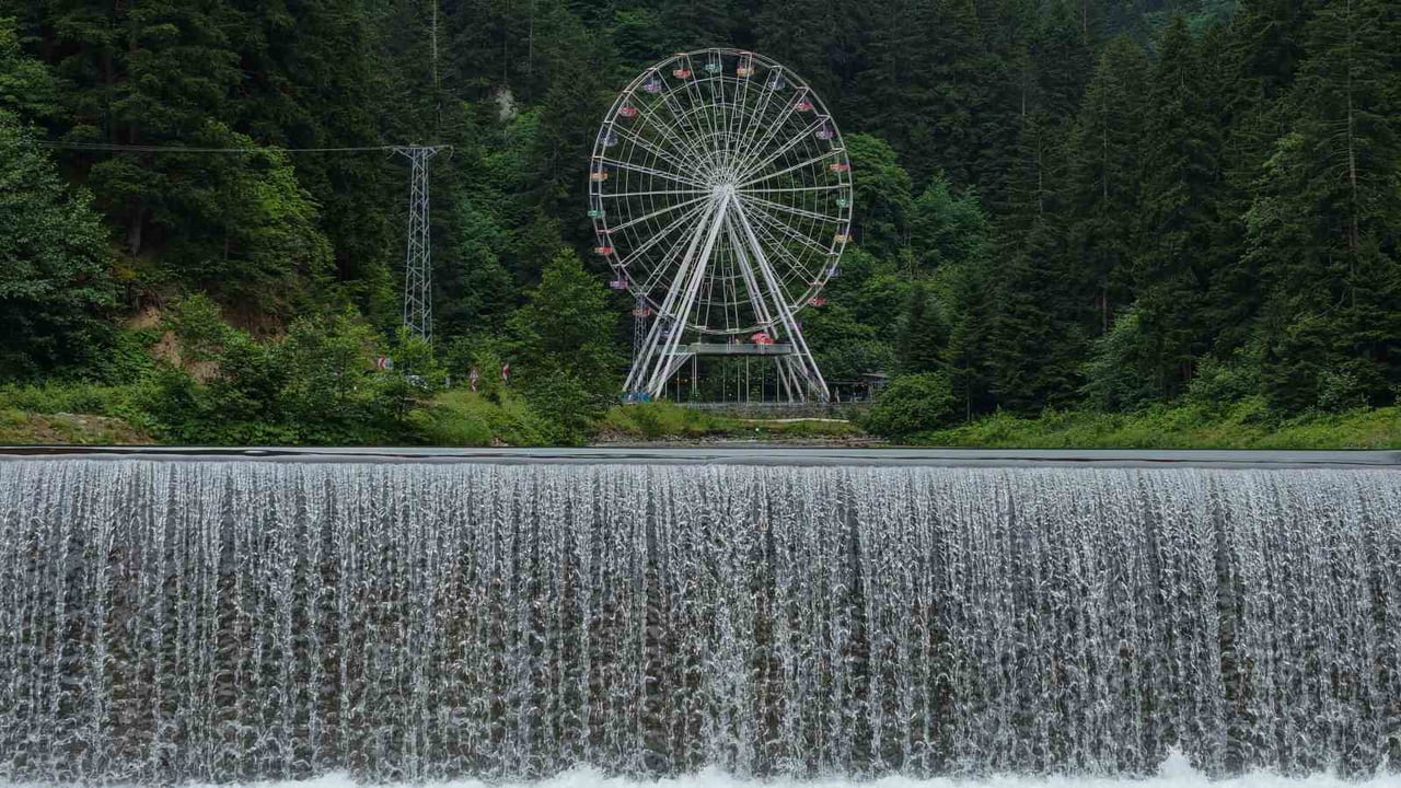 UZUNGÖL'DE HİZMET VERMEYE BAŞLAYAN 40 METRE YÜKSEKLİĞİNDEKİ DÖNME DOLAP, HEM YABANCI HEM DE YERLİ...