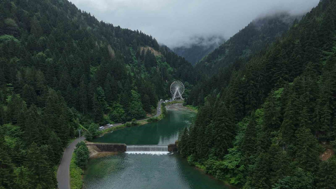 UZUNGÖL'DE HİZMET VERMEYE BAŞLAYAN 40 METRE YÜKSEKLİĞİNDEKİ DÖNME DOLAP, HEM YABANCI HEM DE YERLİ...