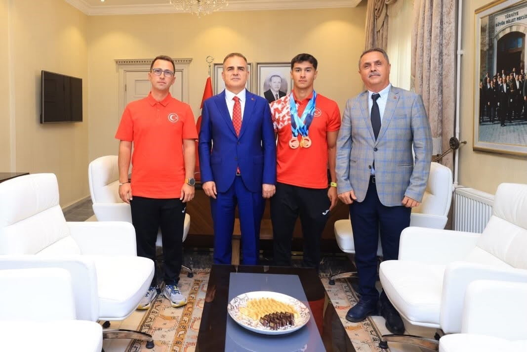 VALİ AKBIYIK, KÖYCEĞİZLİ DÜNYA ŞAMPİYONU KARAHAN’I ALTINLA ÖDÜLLENDİRDİ