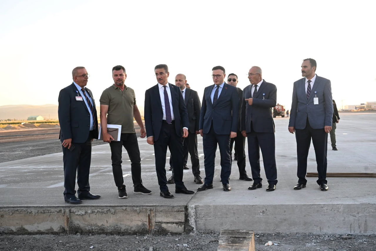VALİ AYDIN BARUŞ BAŞKANLIĞINDA, ERZURUM HAVALİMANINDA DEVAM EDEN APRON YENİLEME VE PİST PRİMER...